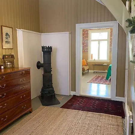 Historisk Med Klassiske Detaljer Snertingdal