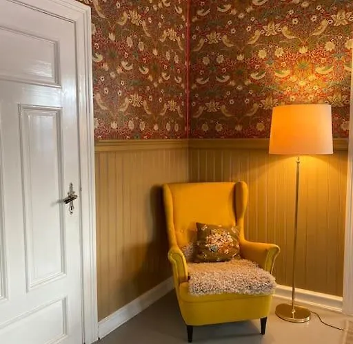 Historisk Med Klassiske Detaljer Villa Snertingdal