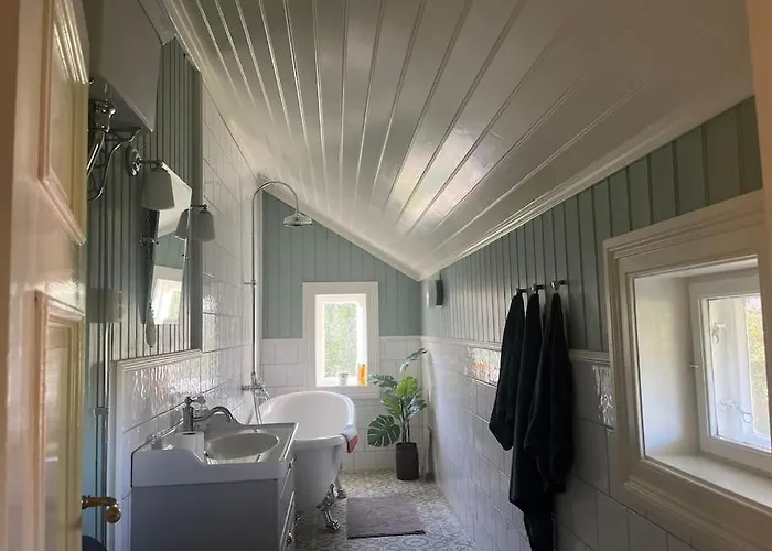 Historisk Med Klassiske Detaljer Villa Snertingdal