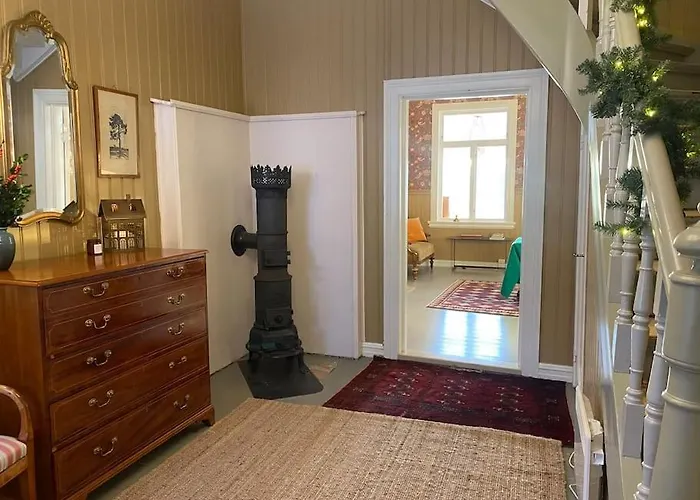 Historisk Med Klassiske Detaljer Snertingdal