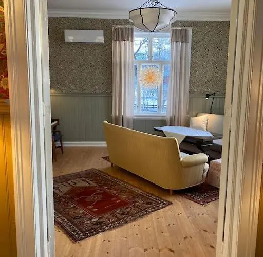 Historisk Med Klassiske Detaljer Villa Snertingdal